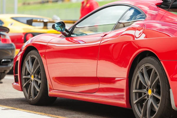 Вид сзади на красный роскошный спорткар — стоковое фото