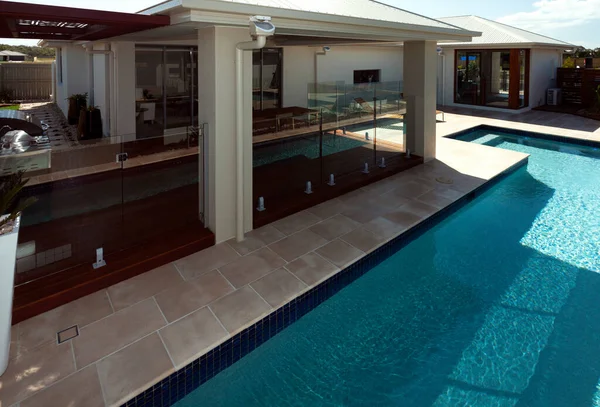 Uma grande piscina no quintal da casa — Fotografia de Stock