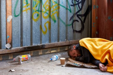 Yerde yatan evsiz bir adam. 