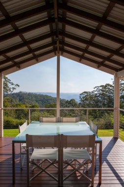 Sandalyeleri ve masaları olan açık hava yemek alanı.