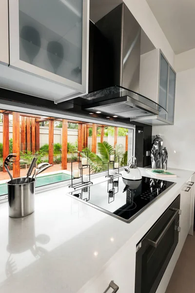 Imagen interior de una cocina moderna y luminosa — Foto de Stock