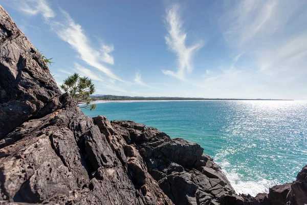 Orilla rocosa con olas espumosas aplastantes — Foto de Stock