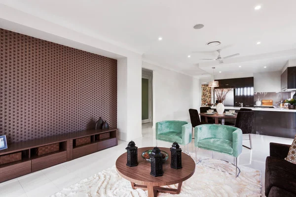 Cena interior do espaço da casa moderna integrando sala de estar — Fotografia de Stock