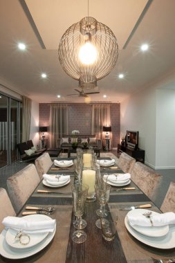 Lüks bir evde yemek odası.