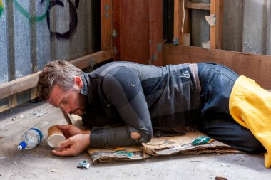 Yerde yatan evsiz bir adam. 