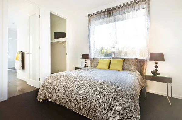 Projekt sypialni w luksusowym nowoczesnym domu — Zdjęcie stockowe