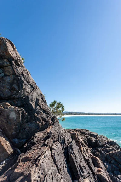 Orilla rocosa con olas espumosas aplastantes — Foto de Stock