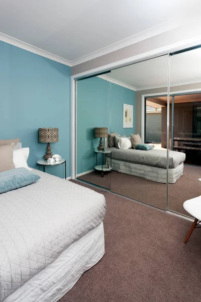 Diseño de dormitorio en una casa moderna de lujo — Foto de Stock
