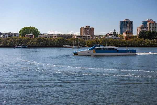 A city ferry sailing on Brisbane river — Stock Photo, Image