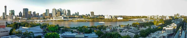 Panorama orașului Brisbane CBD înconjurată de apele râului Brisbane — Fotografie, imagine de stoc