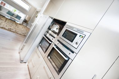 Modern lüks bir mutfağın iç çekimleri.