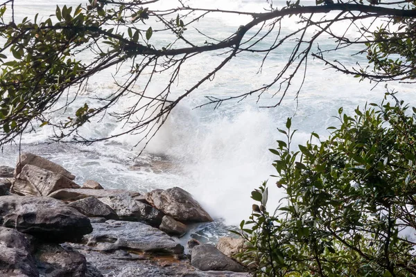 Ondas de tempestade colidindo sobre as rochas, Bondi Austrália — Fotografia de Stock