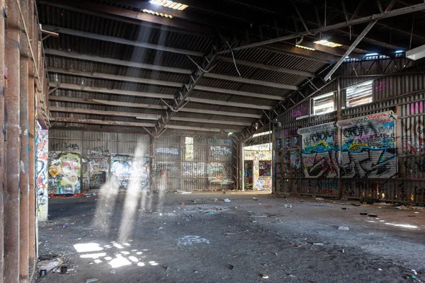 Im Inneren eines alten und verlassenen Gebäudes — Stockfoto