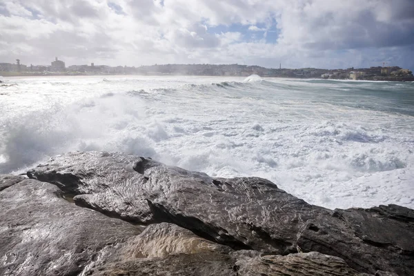 Olas de tormenta cayendo sobre las rocas, Bondi Australia —  Fotos de Stock