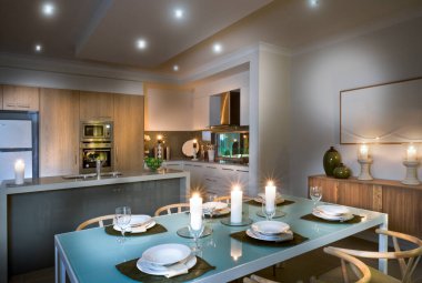 Modern bir mutfak ve yemek odası.