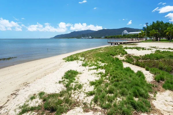 Uma praia em Cairns, Austrália — Fotografia de Stock