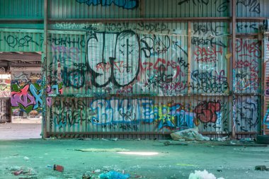 Eski ve terk edilmiş bir binanın içinde.