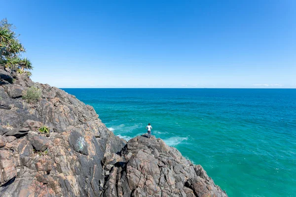 Rocky seashore with crushing foamy waves — Stock Photo, Image