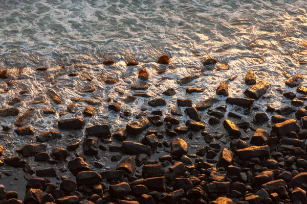 岩の多い海岸で波が砕ける — ストック写真