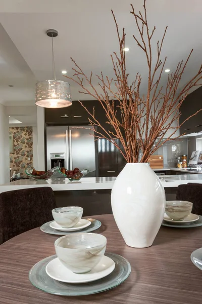 Mesa de comedor con tazas de té en la cocina moderna — Foto de Stock