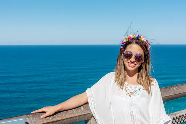 Retrato al aire libre de linda joven dama —  Fotos de Stock