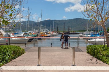 Cairns, Avustralya - 15 Ekim 2009: Cairns limanında yürüyen yaşlı bir çift