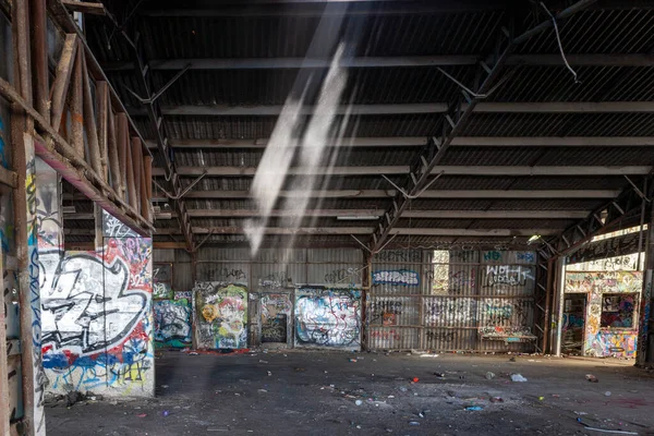 Dentro de um edifício antigo e abandonado — Fotografia de Stock