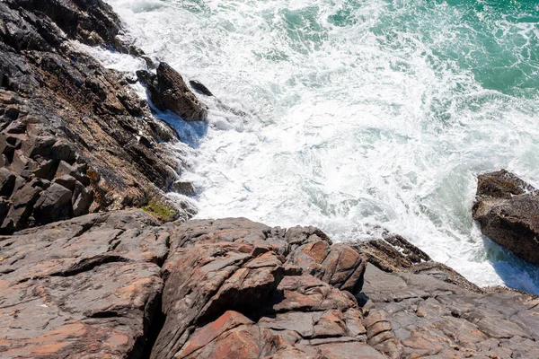 Orilla rocosa con olas espumosas aplastantes — Foto de Stock