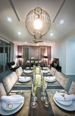 Modern bir mutfak ve yemek odası.