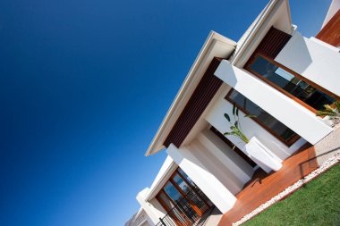 Modern ve lüks bir evin dış görünüşü