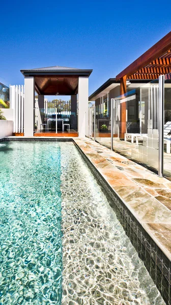 Uma grande piscina quintal na casa moderna — Fotografia de Stock