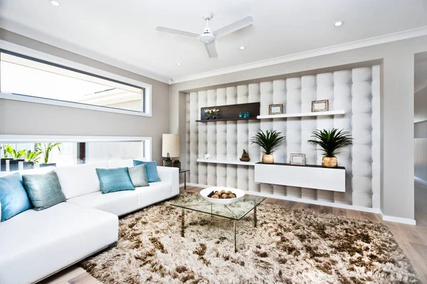 Una sala de estar en una nueva casa de lujo — Foto de Stock