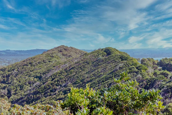 Collines de montagne et ciel bleu — Photo