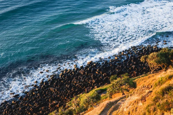 Oceraanse golven breken op het rotsachtige strand — Stockfoto