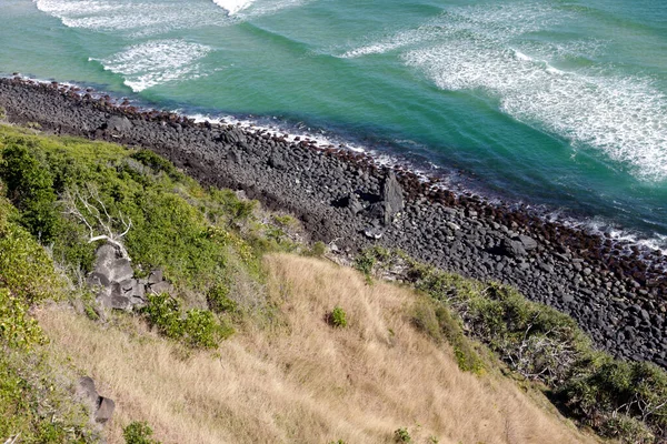 Rocky shore of Australian coastline with crystal clear waters — Stock Photo, Image