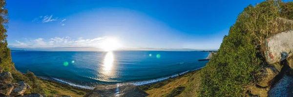 Panoramiczny widok słońca przez horyzont oceanu — Zdjęcie stockowe