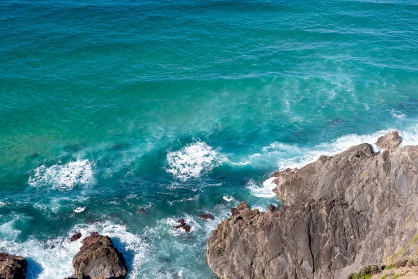 Costa rochosa da costa australiana com águas cristalinas Imagens De Bancos De Imagens