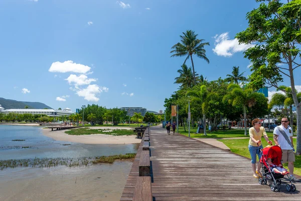 Cairns, Australia - October 15, 2009: A family walking on wooden sidewalk near the tropical beach — Stock Photo, Image