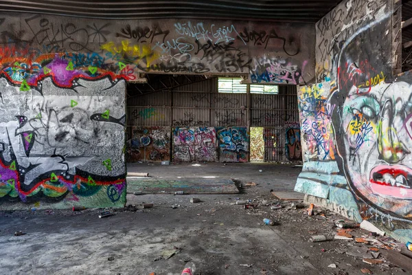 À l'intérieur d'un vieux bâtiment abandonné — Photo