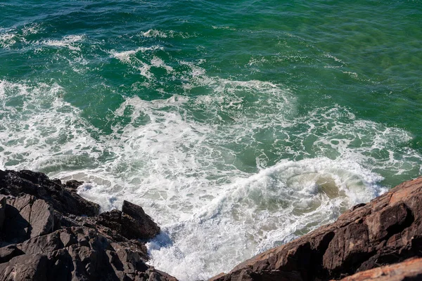 Riva rocciosa della costa australiana con acque cristalline — Foto Stock