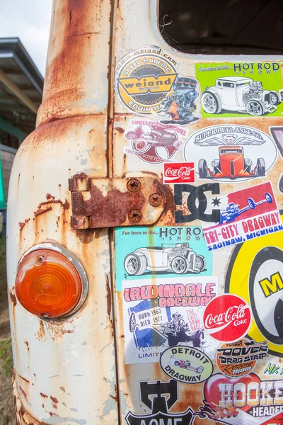 Byron Bay, Australia - February 5, 2014: Backside view of old grungy minivan — Stock Photo, Image