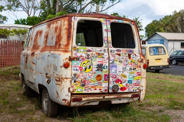 Byron Bay, Australie - 5 février 2014 : Vue de l'arrière de la vieille fourgonnette grunge — Photo