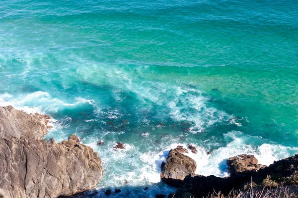 Kristal berrak sularıyla Avustralya kıyı şeridi kayalık