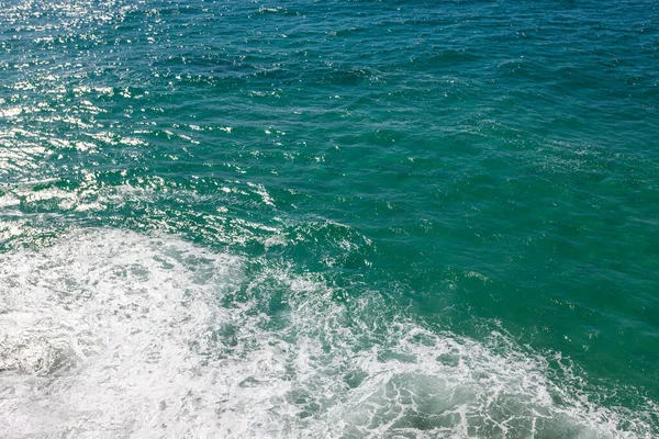 Água do mar cristalina com ondas espumosas Fotos De Bancos De Imagens
