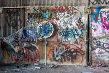 Eski ve terk edilmiş bir binanın içinde.