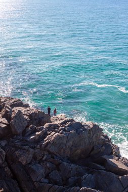 Kristal berrak sularıyla Avustralya kıyı şeridi kayalık