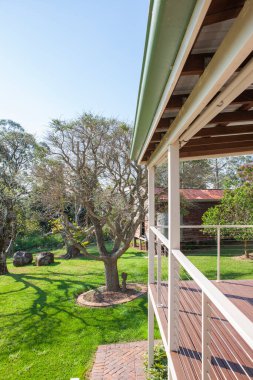 Yeşil çimenleri ve ağaçları olan güzel bir bahçe manzarası.