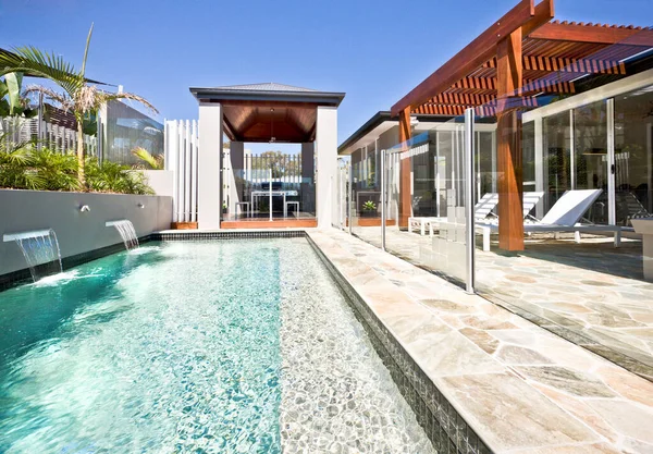 Una grande piscina cortile in casa moderna — Foto Stock