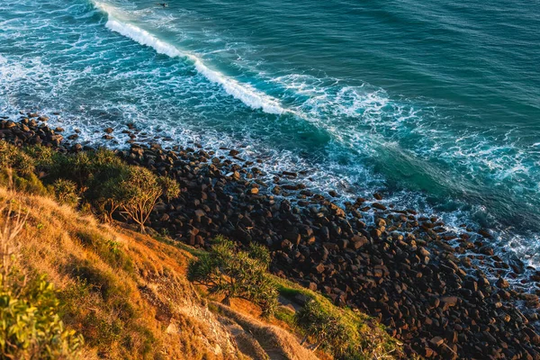 Оцеранские волны ломаются на скалистом пляже — стоковое фото