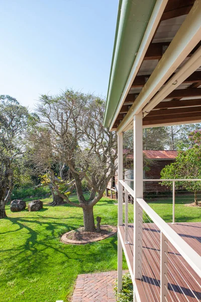 Una hermosa vista del jardín del patio trasero con hierba verde y árboles — Foto de Stock